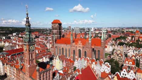 Maravillosa-Y-Antigua-Iglesia-Grande,-Hermoso-Centro-Histórico-De-La-Ciudad-Con-Muchas-Casas-Rojas-En-Gdansk,-Danzig,-Gdansk,-Polonia,-Europa,-Drone