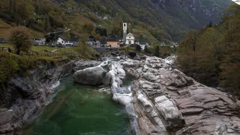 iglesia en lavertezzo verzasca suiza mira hacia abajo en piscinas naturales