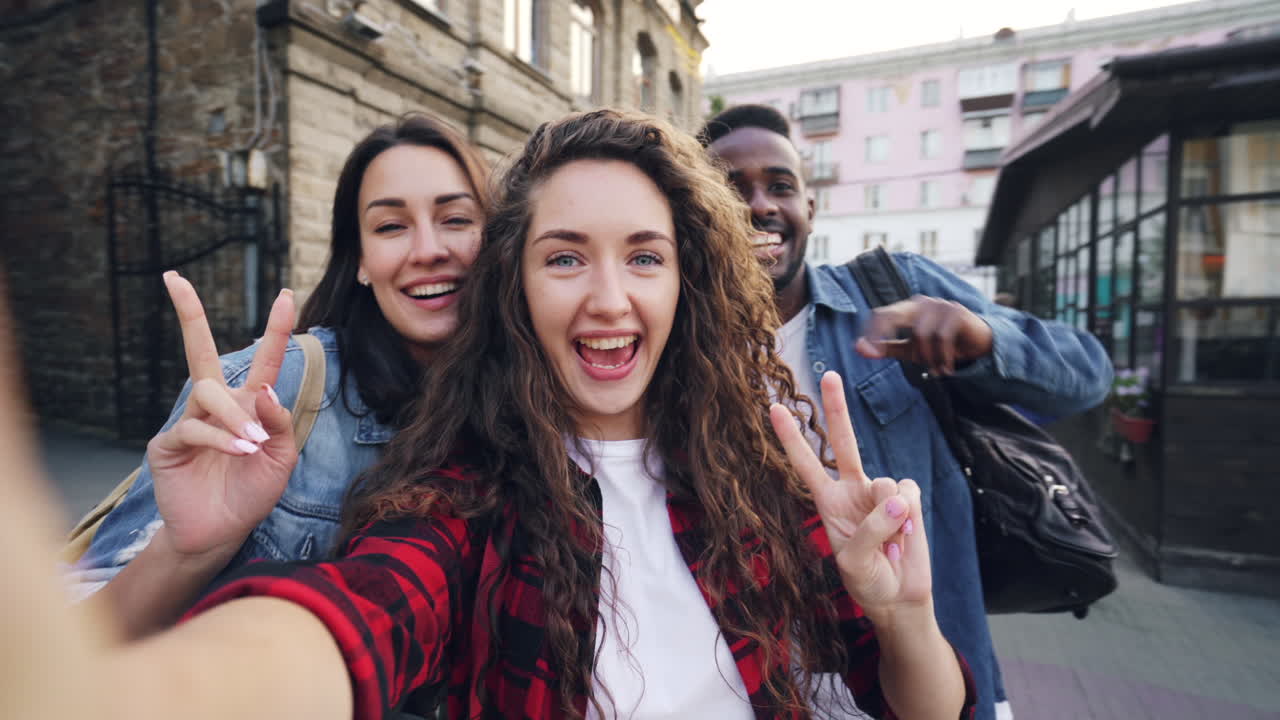 Amici che si scattano un selfie in città