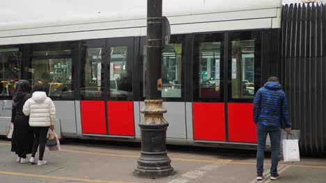 menschen warten an einer straßenbahnhaltestelle in istanbul