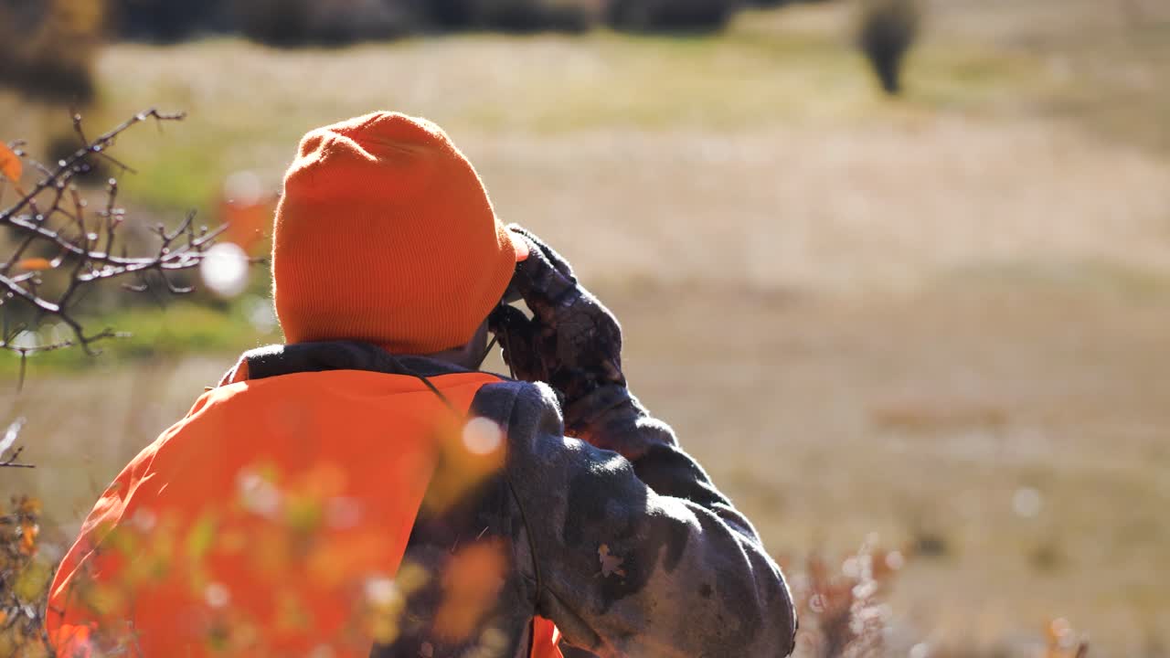 사냥꾼은 쌍안경을 통해 본다