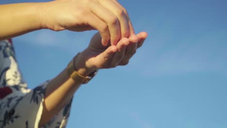 Impresionantes-Imágenes-En-Alta-Definición-De-Una-Joven-Mujer-Caucásica-Blanca-En-Un-Campo-De-Trigo,-Dejando-Que-Los-Granos-Dorados-Se-Le-Escapen-De-Los-Dedos