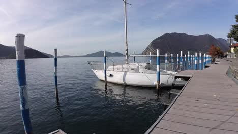 Barco-Anclado-Balanceándose-Suavemente-En-El-Lago-Iseo-Durante-Un-Soleado-Día-De-Otoño