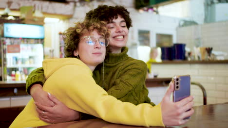 pareja de lesbianas en un bar