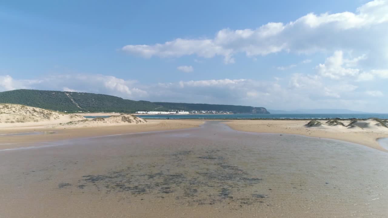 여름철 스페인만의 로스 카노스 데 메카에 있는 광대한 모래 해변 위를 날다