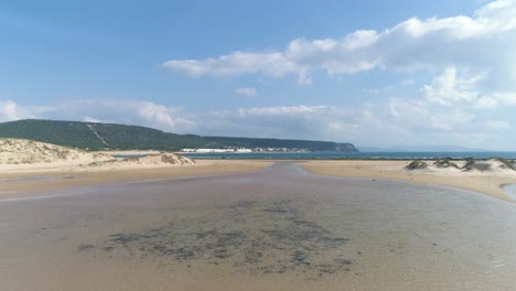 volando sobre una vasta playa de arena en los canos de meca en la bahía española en verano