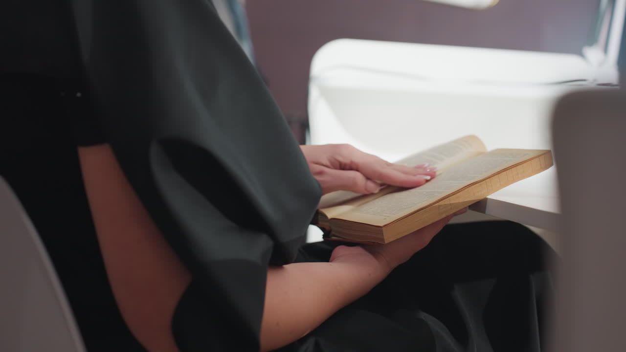 책을 즐기는 평온한 여성, 미용실에서 좋아하는 책을 평화롭게 읽고 있는 고요한 여성, 미용실에서 편안하게 앉아 서비스를 기다리며 소설을 읽고 있는 차분한 여성 고객