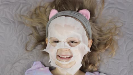 Niña-Adolescente-Aplicando-Mascarilla-Facial-Hidratante.-Niño-Niño-Cuida-La-Piel-Con-Mascarilla-Facial-Cosmética