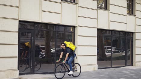 Kurier-Auf-Dem-Fahrrad-Mit-Thermorucksack,-Lebensmittellieferung,-Zeitlupe