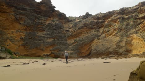 un marinero de la década de 1900 explorando acantilados en el sur de australia.