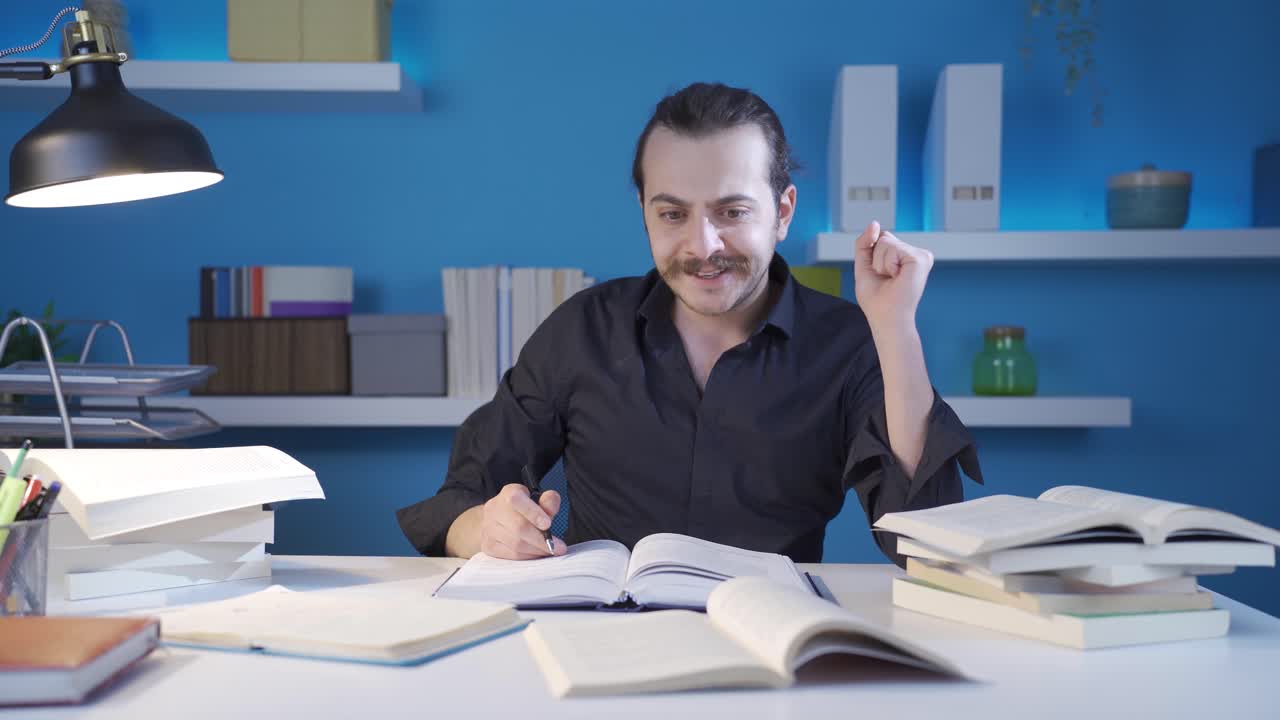 un joven inteligente y exitoso a quien se le ocurrió una idea de solución.