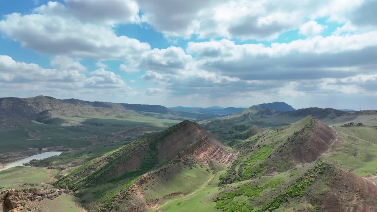 조지아 주 우다브노 근처의 푸른 계곡 위를 날아다니는 드론 촬영