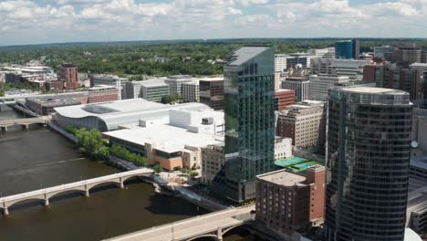 Grand-Rapids,-Michigan-skyline-and-Grand-River-with-drone-video-moving-sideways