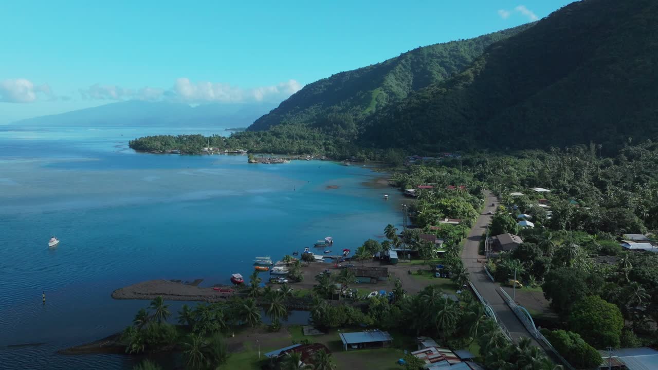 타히티 (tahiti) 프랑스령 폴리네시아 (french polynesia) 로부터 드론을 타고 도로를 내려다보며 섬의 해안가에서 파페테 (papeete) 로 가는 길, 아침에는 빛이 아 있는 베이 채널, 산꼭대기 산호초, 차량 통행, 지프, 도로 여행, 앞으로 가는 길.