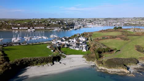 La-Vista-Desde-Arriba-Sobre-El-Río-Bandon-Y-La-Playa-De-Arena-En-El-Muelle,-Sobre-Los-Tejados-Y-Los-Yates-Atracados-En-El-Puerto-Deportivo,-Hacia-La-Ciudad-De-Kinsale-En-Irlanda