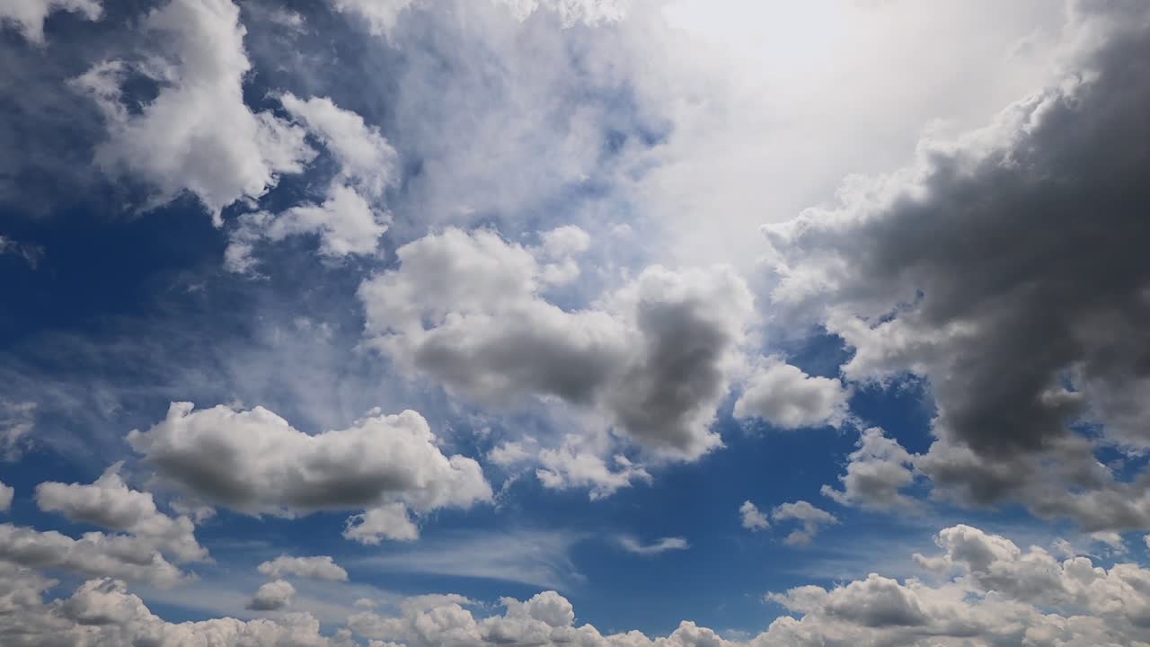 솜 털 구름과 푸른 하늘