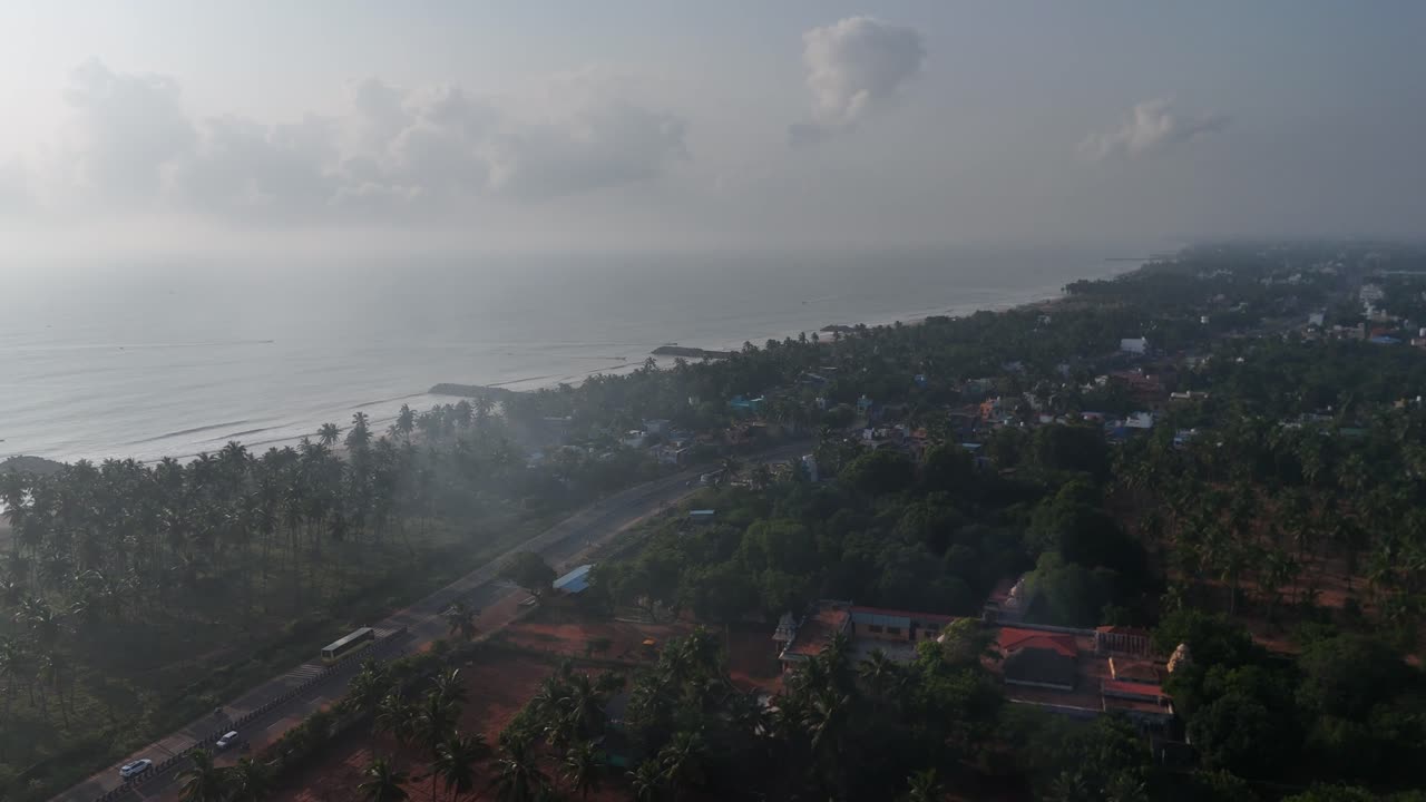 vista nublada de la mañana de la mezcla urbana y suburbana de pondicherry capturada por un dron