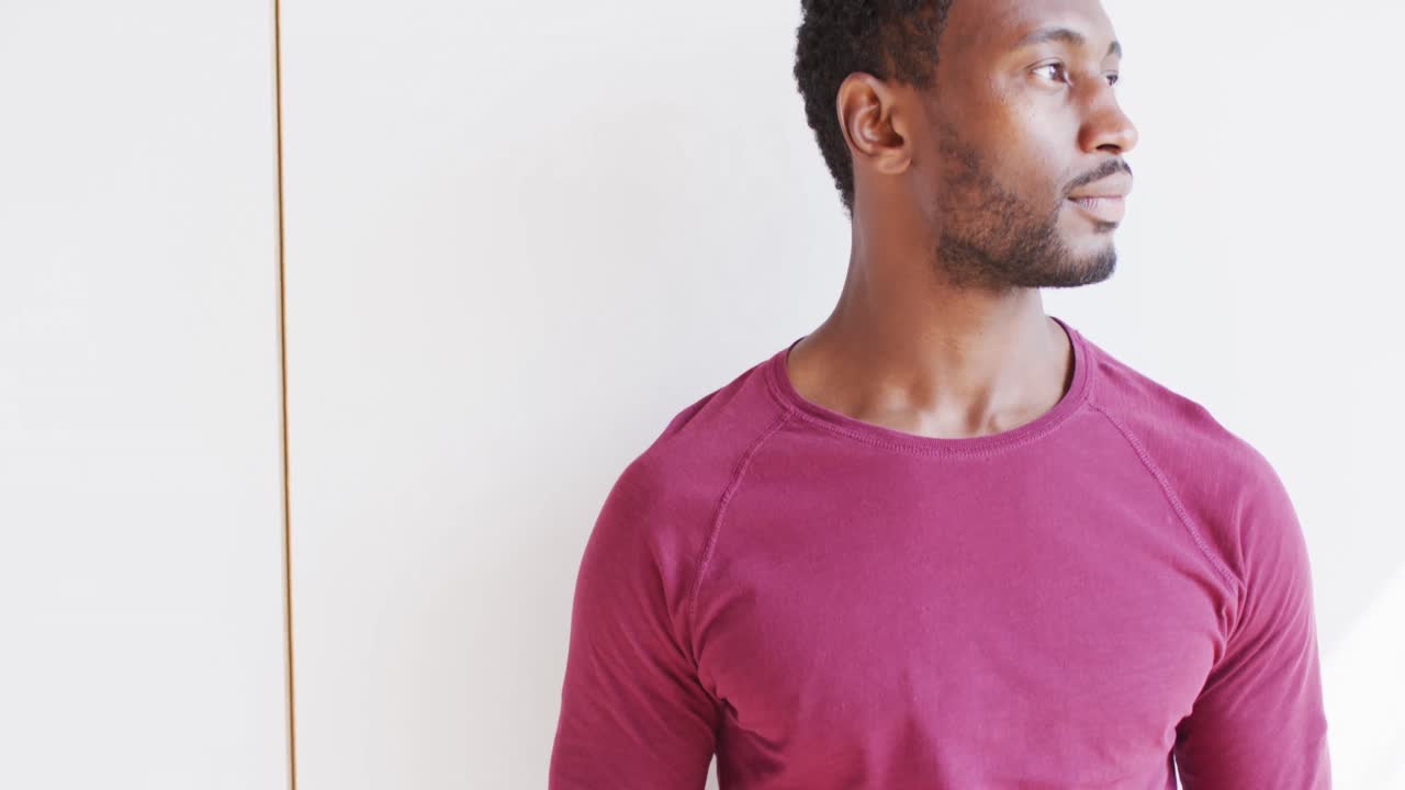 retrato de un feliz hombre afroamericano mirando a la cámara y sonriendo