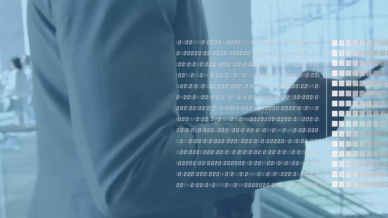 animación de globos y códigos binarios, sección media de un hombre afroamericano caminando y usando teléfono celular