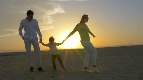 Junge-Familie-Tanzt-Am-Strand