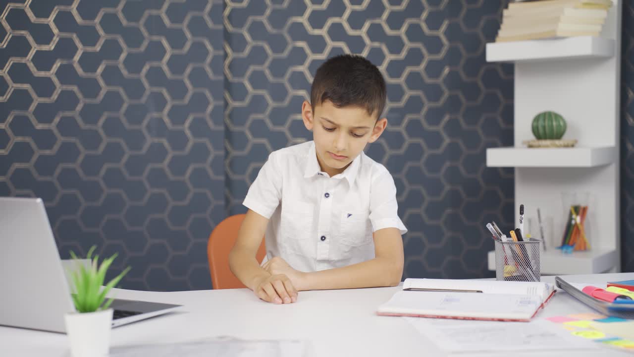 좌절하고 긴장한 소년 소년.