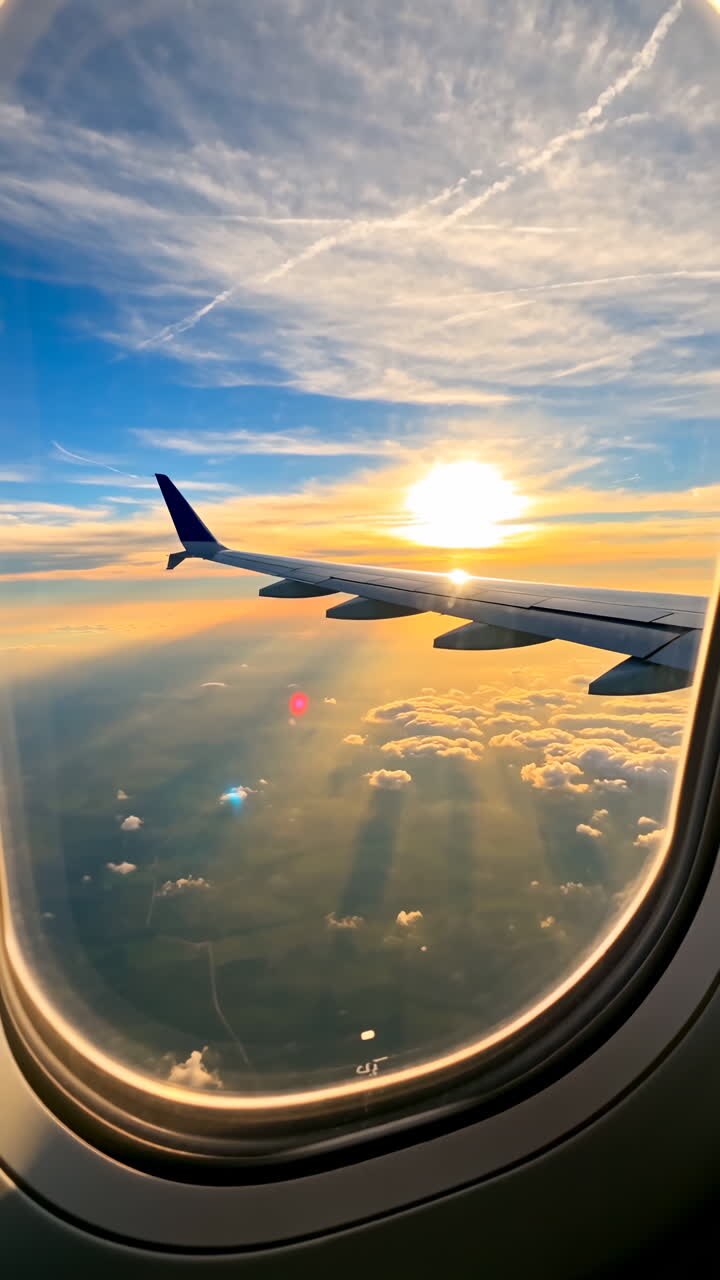 výhled na západ slunce z okna letadla