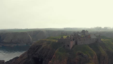 Dunnottar-Castle-Mit-Klarem-Himmel-In-Stonehaven,-Aberdeen,-Schottland,-Großbritannien-Im-Sonnenuntergang