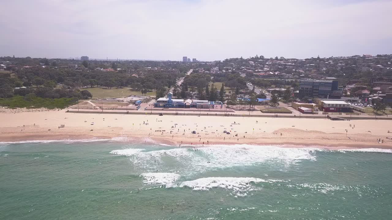 Ripresa aerea con drone in panoramica laterale che sorvola Maroubra Beach Sydney, Nuovo Galles del Sud, in una giornata di sole