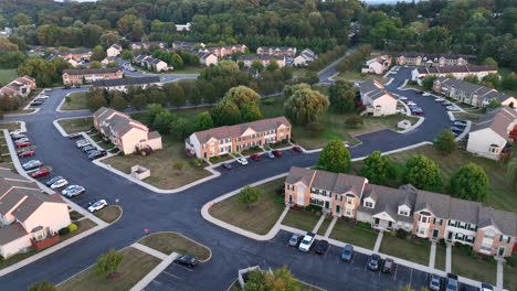 Barrio-Americano-De-Complejos-De-Apartamentos-En-Los-Suburbios.