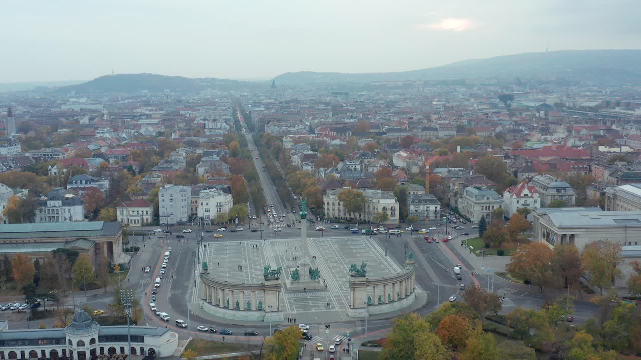 vista aérea panorámica de la plaza de los héroes en budapest, hungría