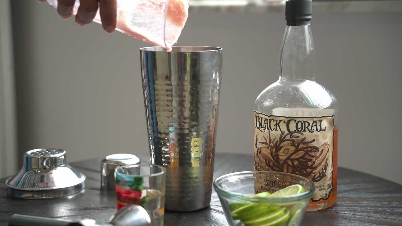 은 달이 주스를 부어 달이 테일 혼합물을 만들고 신선한 재료와 달이 씨을 사용하여 을 습니다.