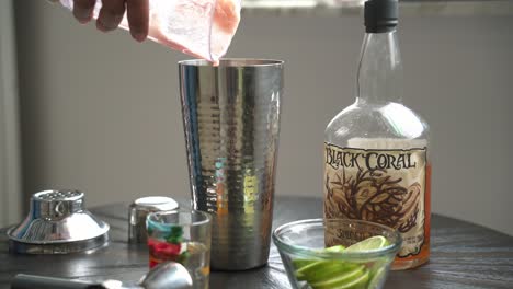 verter jugo de granada mezclado creando un cóctel de granada jugo y utilizando ingredientes frescos y semillas de granada