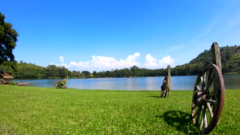 Paisaje-Limpio-Y-Verde-Del-Lago-Apo