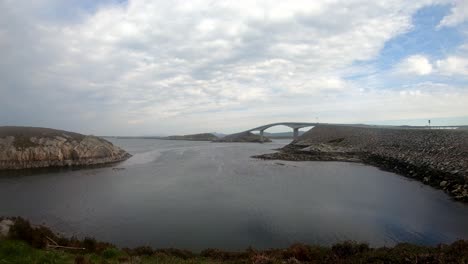 carretera del océano atlántico ángulo ancho lapso de tiempo durante el día de verano - coches que pasan sobre el famoso puente de storseisundet