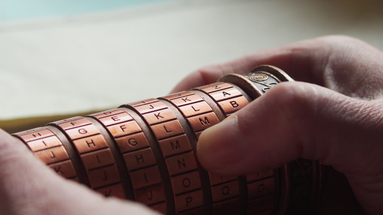 Primo piano macro di pollici che girano un cryptex, evocando suspense, crittografia e la pressione di risolvere un codice nascosto o svelare un segreto.
