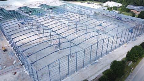 industria de la construcción metal hierro viga almacén marco sitio de construcción vista aérea reversa revelar plano general