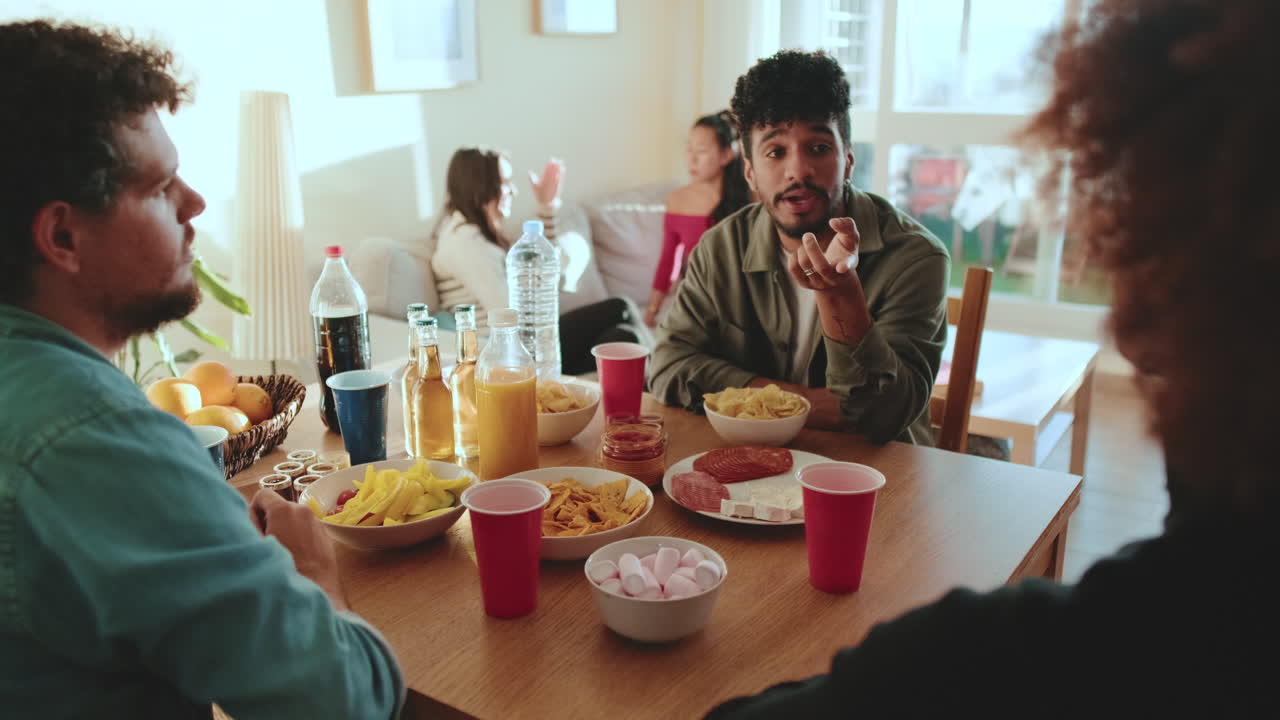 Amici che si riuniscono a una festa