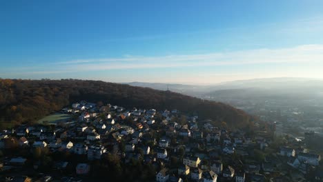 Eine-Stadt-In-Der-Natur,-Umgeben-Von-Nebel