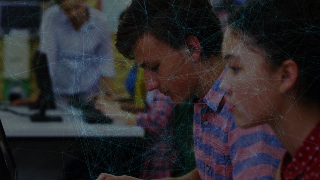 컴퓨터를 사용하는 학생들을 통해 연결 네트워크의 애니메이션