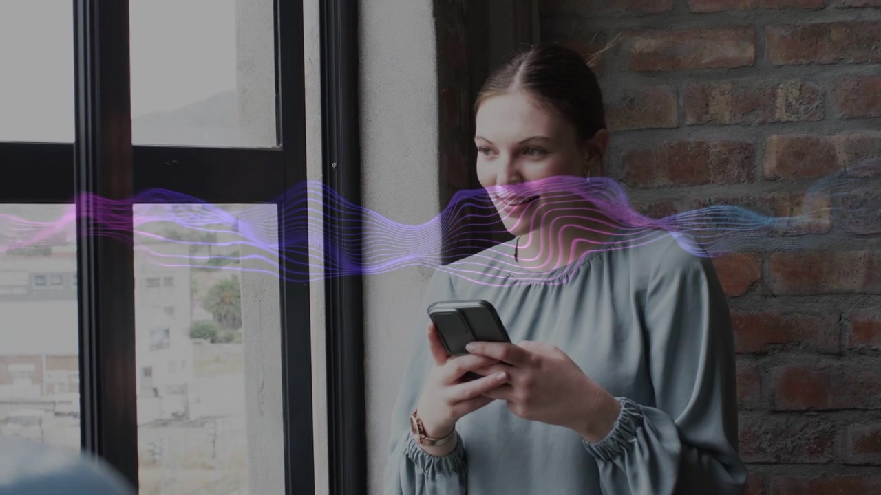 Donna che tocca il telefono e avvia un'onda viola che si sovrappone al viso mentre guarda fuori dalla finestra, mostrando tecnologia