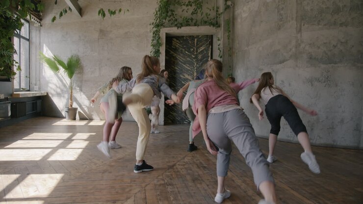 Adolescentes executando rotina de dança hip-hop