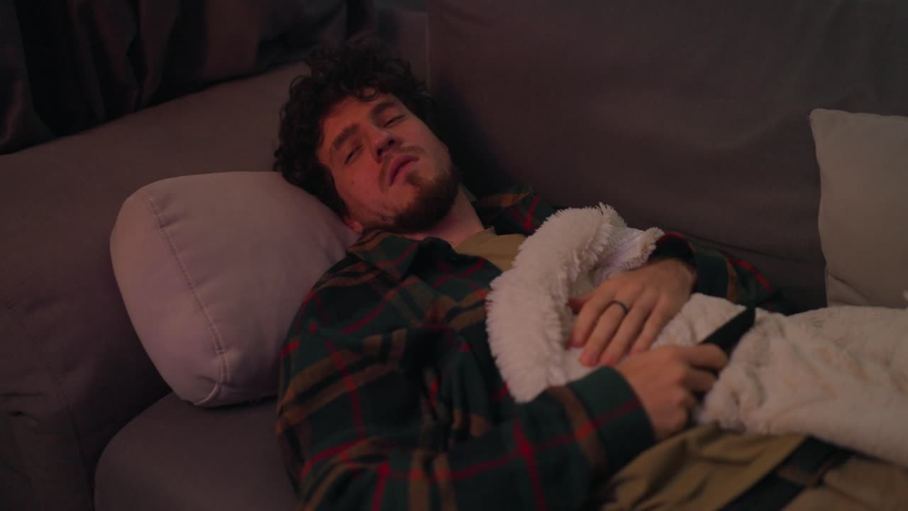 hombre durmiendo en el sofá