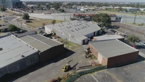 grúa amarilla preparada para transportar postes de metal pesado desde el patio hasta la fábrica para su refinamiento