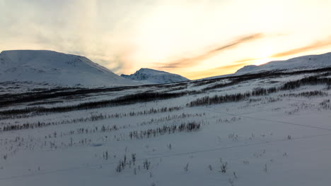 Weite-Verschneite-Wildnis-In-Skandinavien,-Oldervikdalen-Norwegen-Panoramablick-Auf-Die-Berglandschaft-Bei-Sonnenuntergang