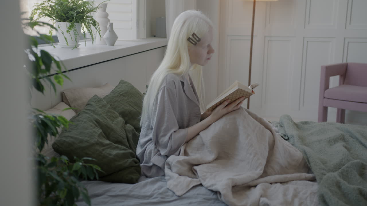 침대에서 읽는 여자