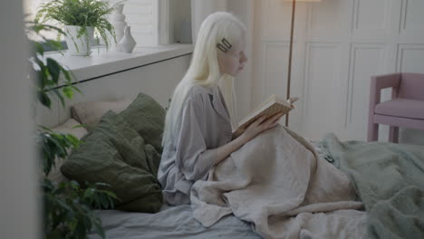 mujer leyendo en la cama
