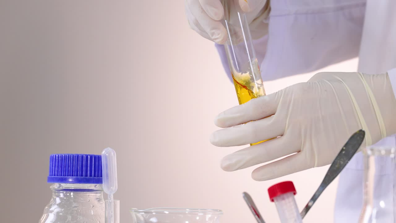 과학자는 브로모티몰 블루 실험을 수행합니다.