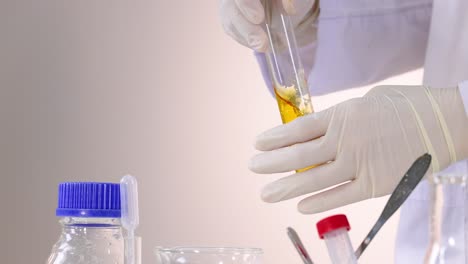 el científico lleva a cabo un experimento de bromotimol azul