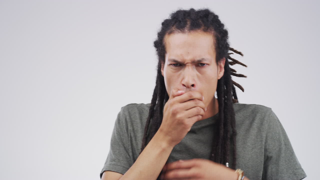 su pecho está muy apretado.