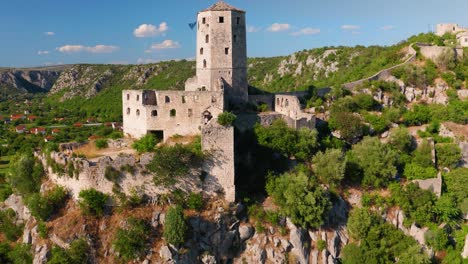 widok z lotu ptaka na historyczną wioskę - pocitelj, bośnia i hercegowina